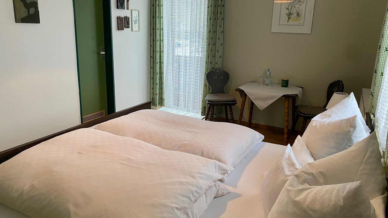 Ferienwohnung Wendelstein Schlafzimmer mit Doppelbett und Balkon Ferienwohnung Wendelstein Schlafzimmer mit Doppelbett und Balkon